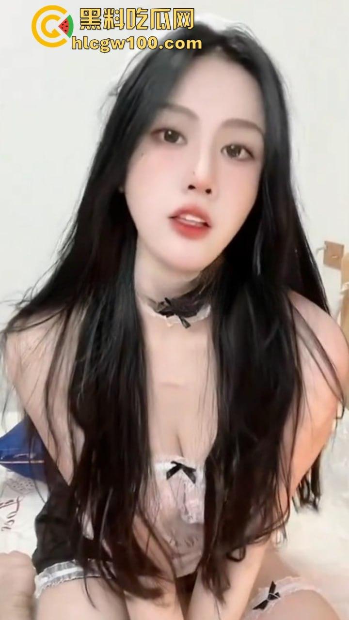 推特【zhuhentai】最抽象癫狂的骚母狗 摆出各种及其夸张的姿势和表情 再多看一眼我都怕她吃了我  第9张