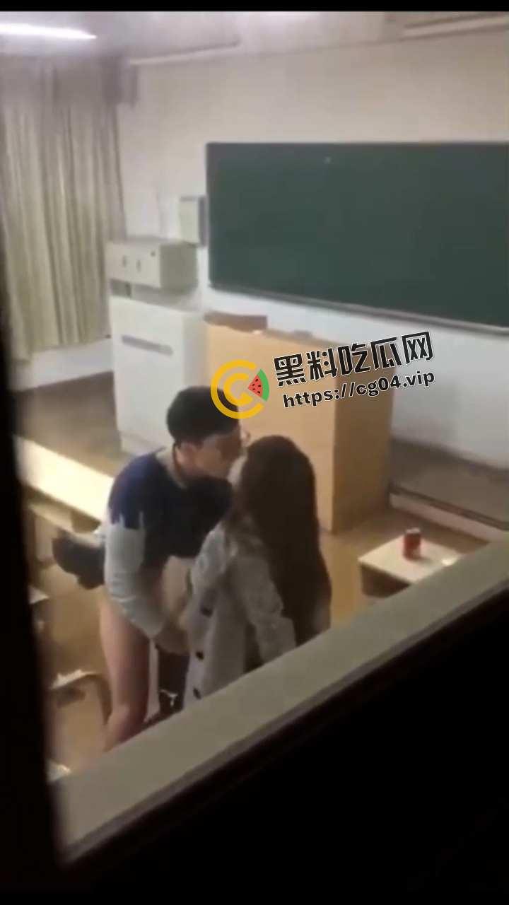 校园偷吃禁果合集 年轻人就是火气旺啊 随时随地都能来一发  第7张