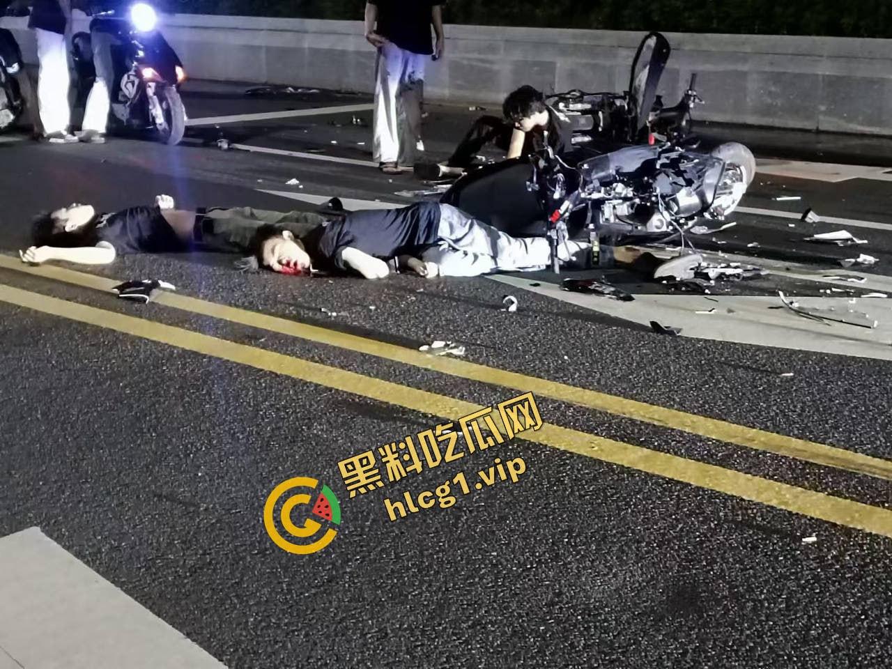 广东中山小榄镇 鬼火少年炫技飙车失败 对撞致车辆散架 倒地不起！  第8张