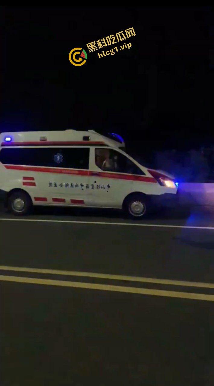 广东中山小榄镇 鬼火少年炫技飙车失败 对撞致车辆散架 倒地不起！  第9张