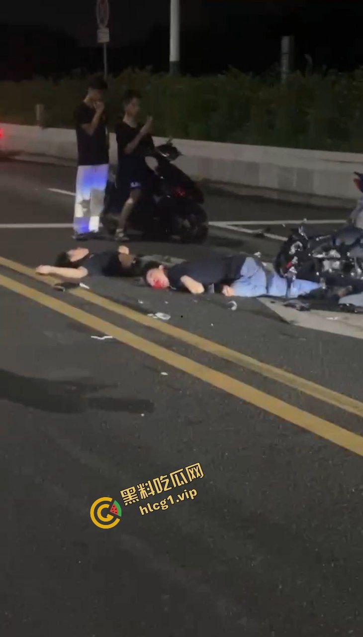 广东中山小榄镇 鬼火少年炫技飙车失败 对撞致车辆散架 倒地不起！  第10张