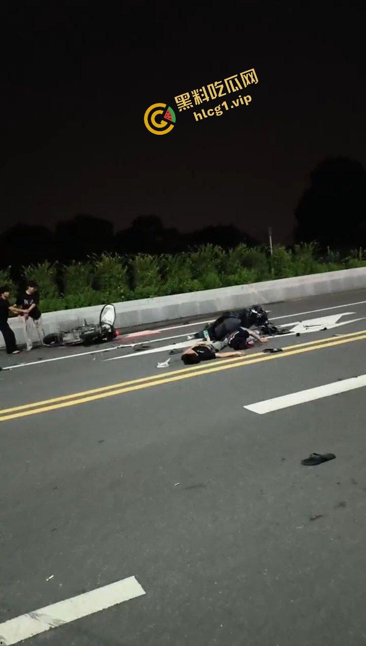 广东中山小榄镇 鬼火少年炫技飙车失败 对撞致车辆散架 倒地不起！  第11张