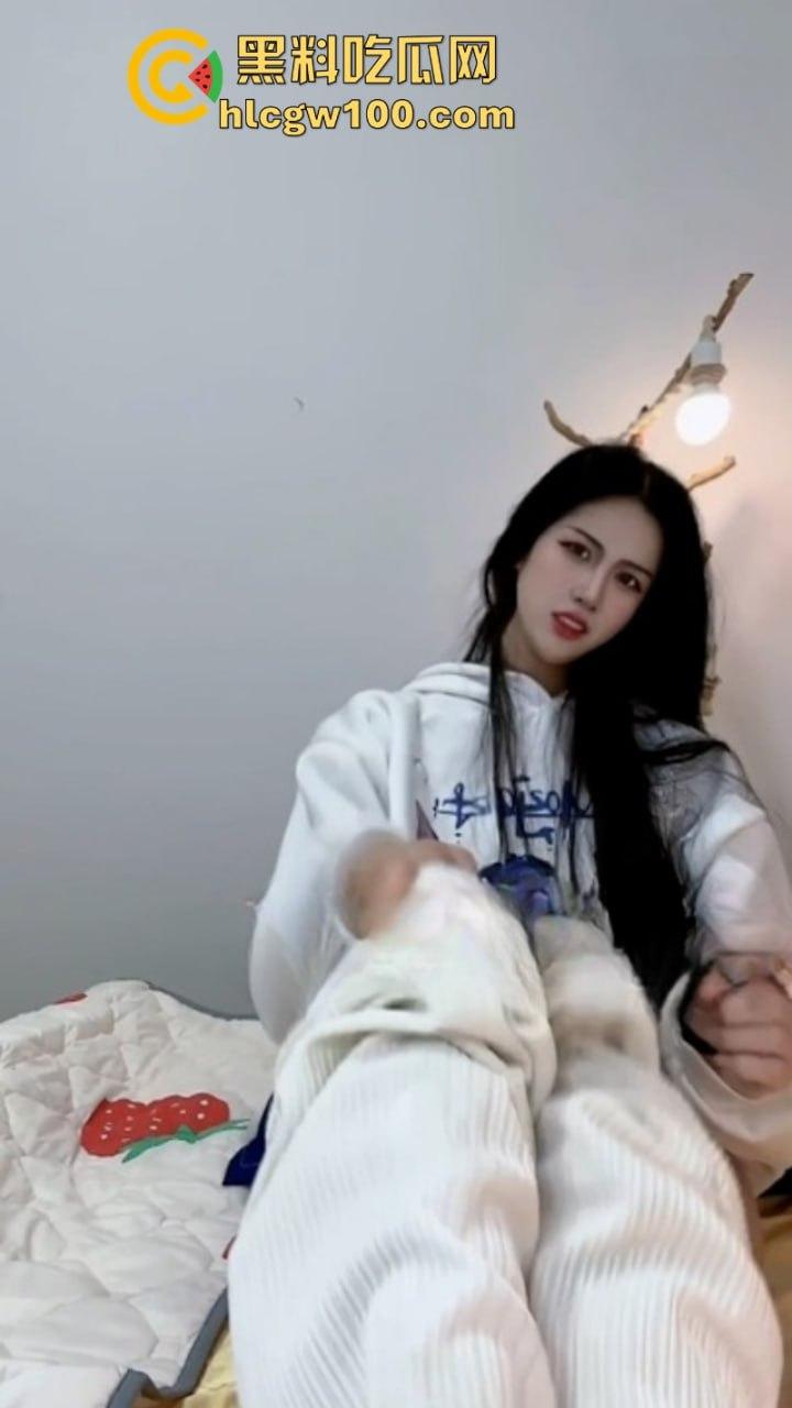 推特【zhuhentai】最抽象癫狂的骚母狗 摆出各种及其夸张的姿势和表情 再多看一眼我都怕她吃了我  第13张