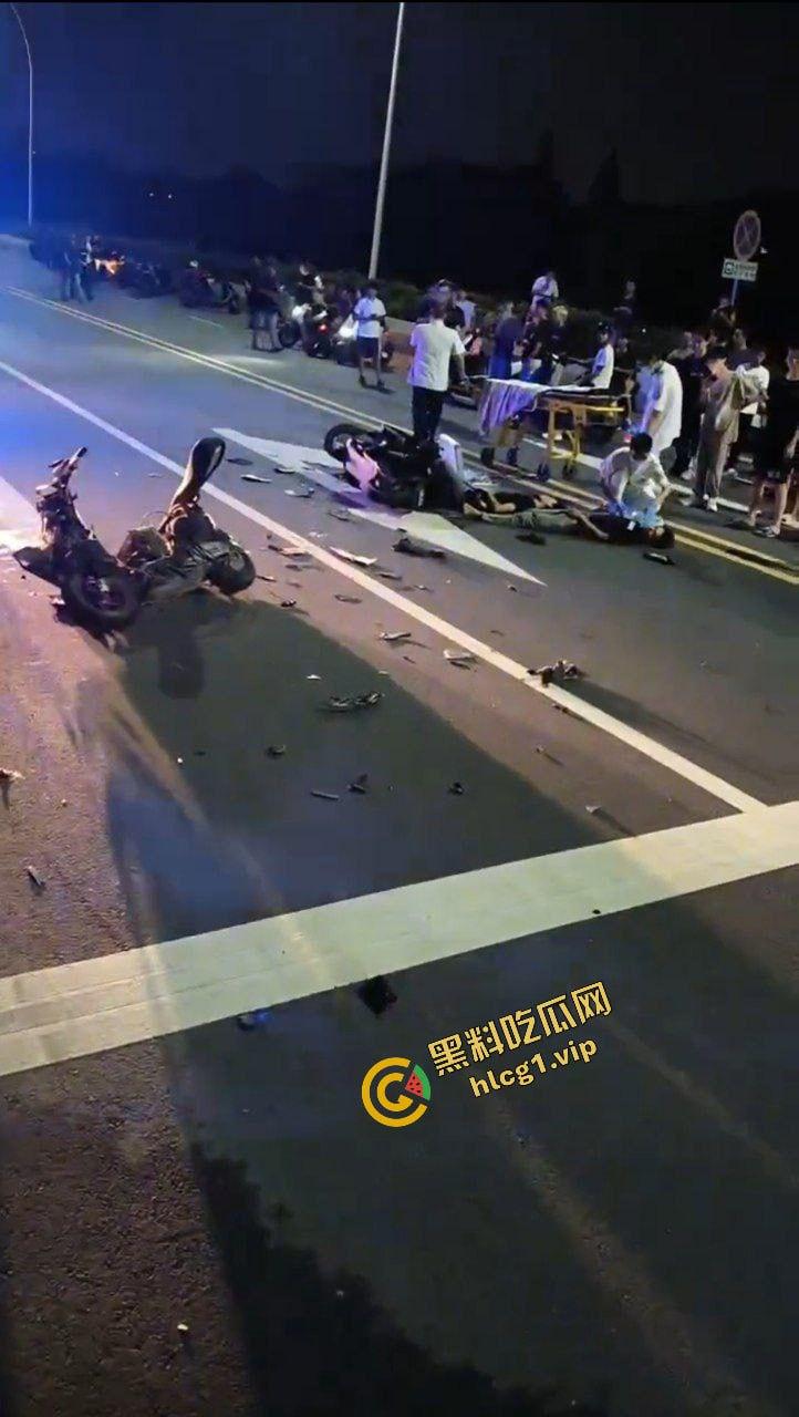 广东中山小榄镇 鬼火少年炫技飙车失败 对撞致车辆散架 倒地不起！  第12张