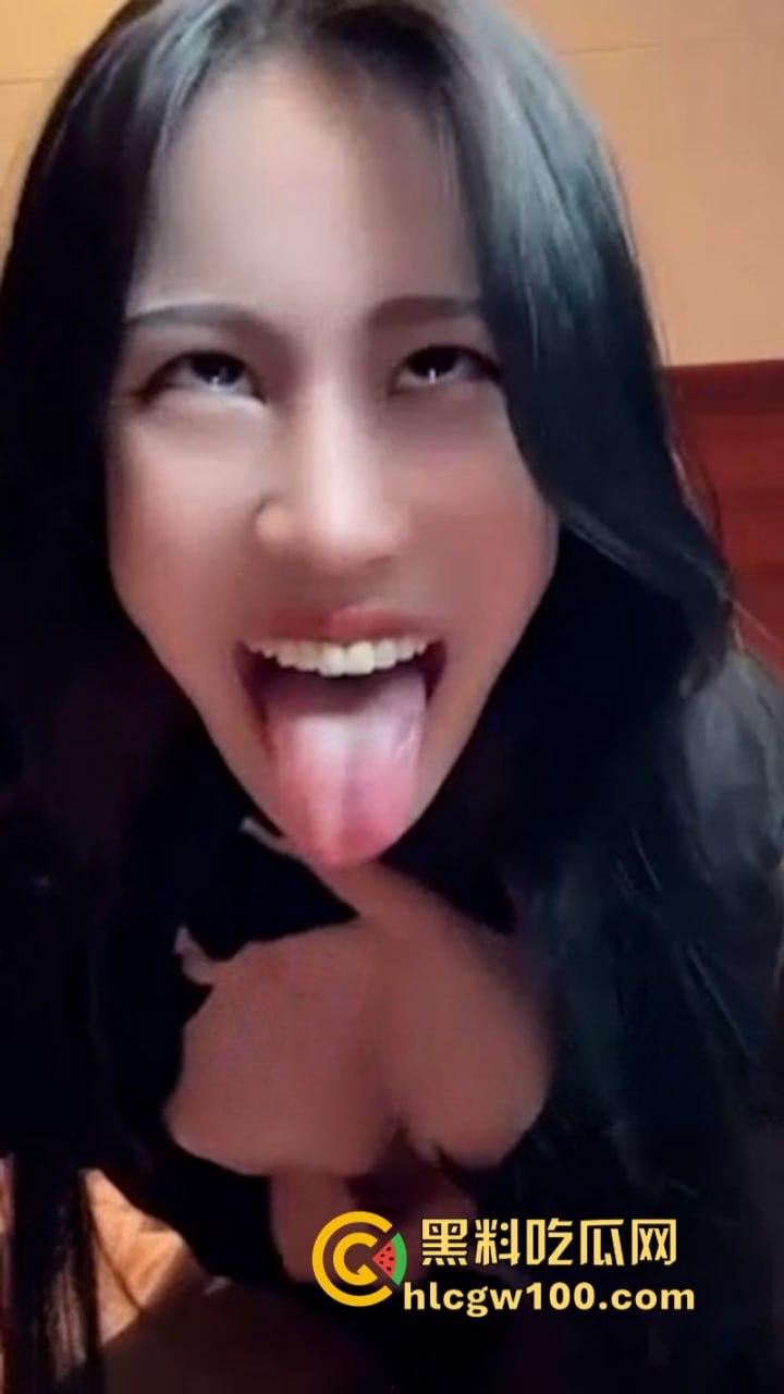 推特【zhuhentai】最抽象癫狂的骚母狗 摆出各种及其夸张的姿势和表情 再多看一眼我都怕她吃了我  第16张