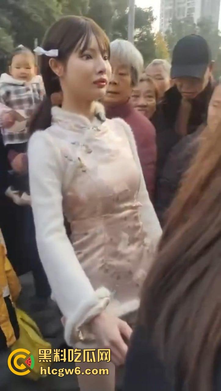 成都街头惊现高仿真女机器人 质感逼真颜值满分 大妈大爷当场看懵 五姑娘快退休了 野鸡逼价要崩盘了！  第1张