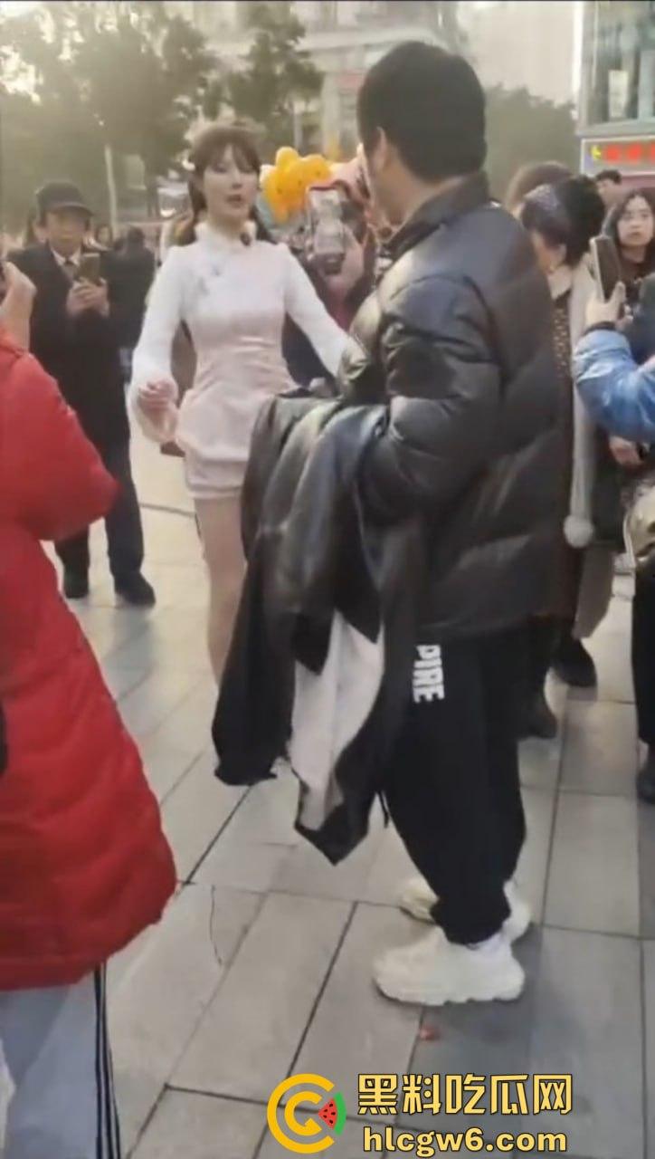 成都街头惊现高仿真女机器人 质感逼真颜值满分 大妈大爷当场看懵 五姑娘快退休了 野鸡逼价要崩盘了！  第2张