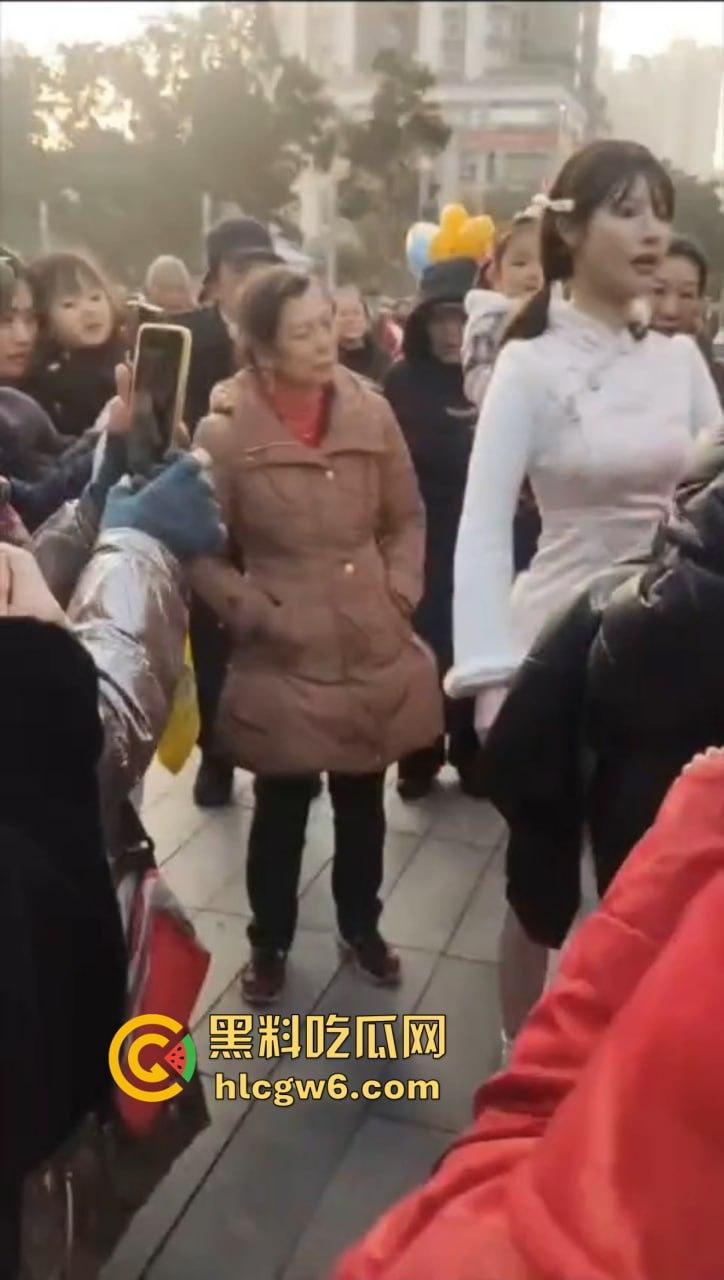 成都街头惊现高仿真女机器人 质感逼真颜值满分 大妈大爷当场看懵 五姑娘快退休了 野鸡逼价要崩盘了！  第3张