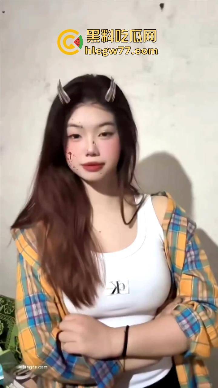 极品巨乳福利姬【李雨】大尺度付费视频流出，硕大浑圆大奶子上演超大尺度自慰 淫水狂喷！  第2张