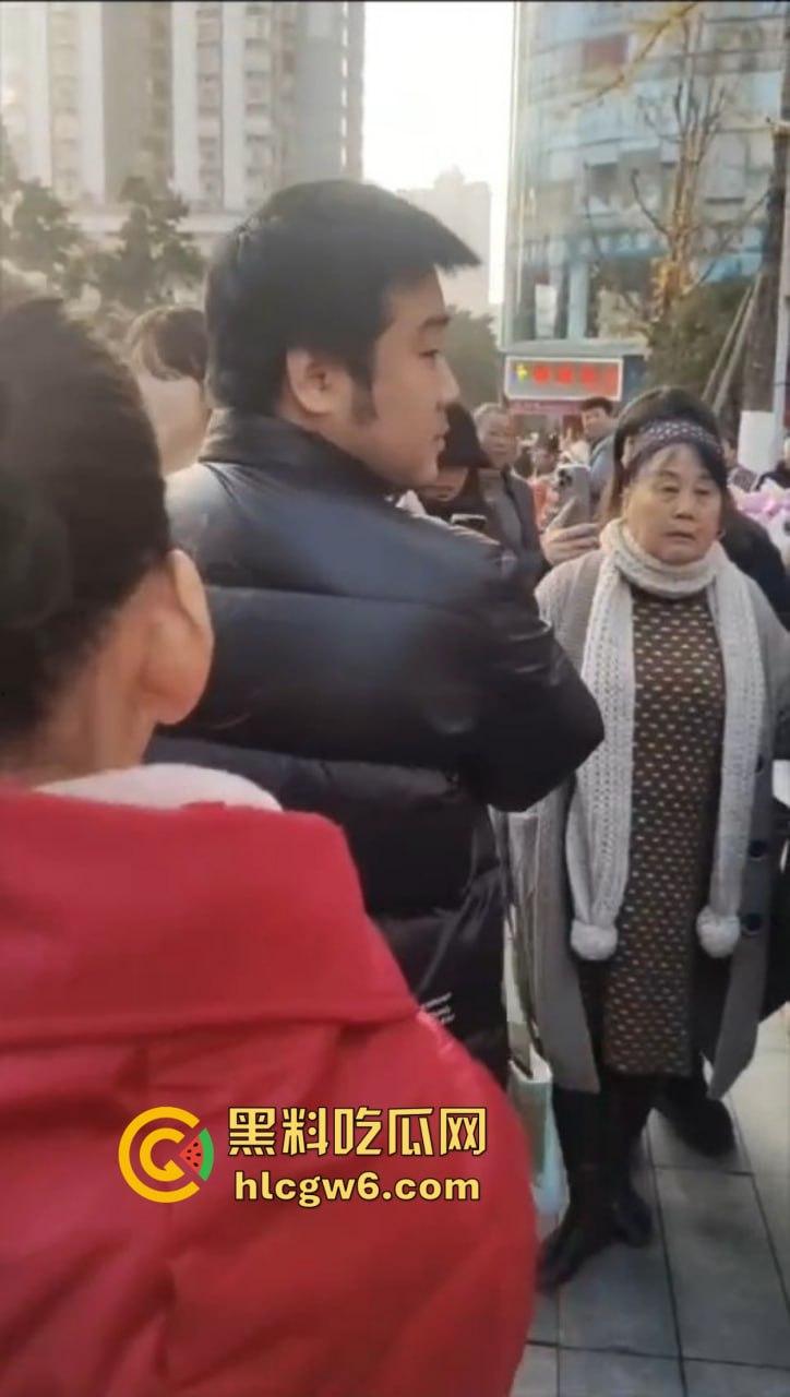 成都街头惊现高仿真女机器人 质感逼真颜值满分 大妈大爷当场看懵 五姑娘快退休了 野鸡逼价要崩盘了！  第7张