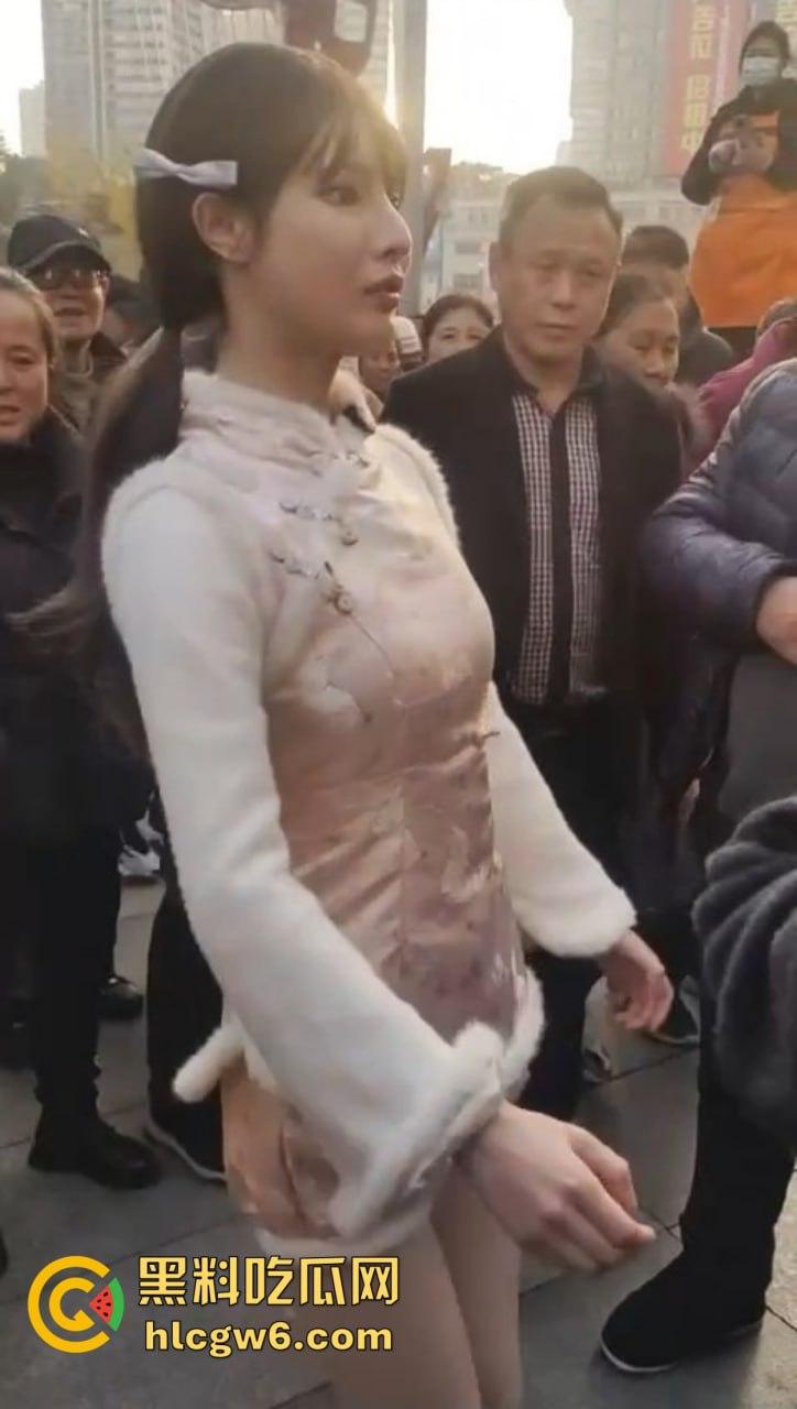 成都街头惊现高仿真女机器人 质感逼真颜值满分 大妈大爷当场看懵 五姑娘快退休了 野鸡逼价要崩盘了！  第8张