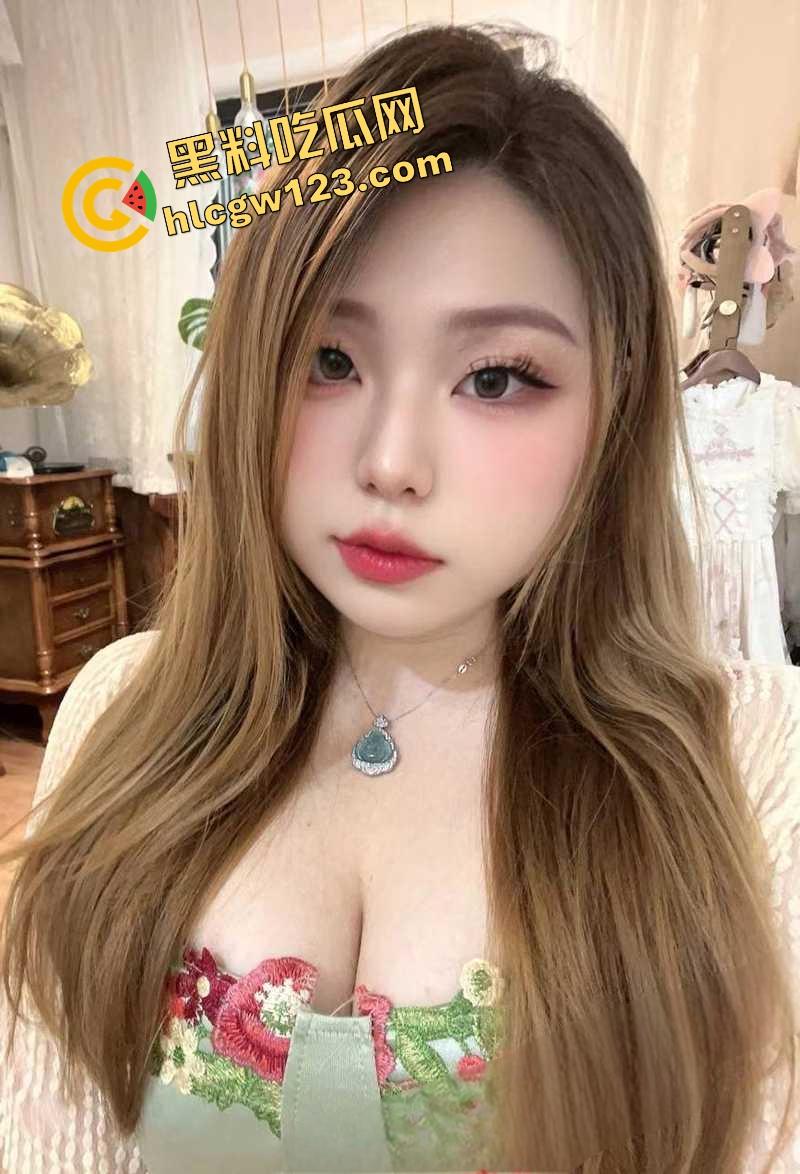 辽宁阜新反差婊【杨舒琦】翘臀开档连体衣被操到断片，3P4P全程露脸流出 前后夹击爆操群交！  第4张