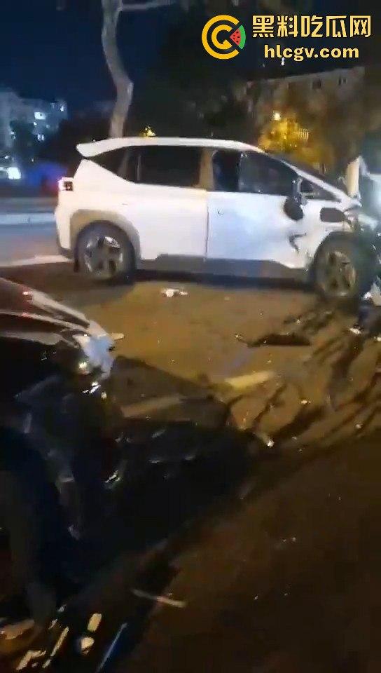 青岛人民路水泥罐车疯狂逆行撞上五十余辆车！司机一边撞一边大骂报复社会，车祸视频曝光！  第2张