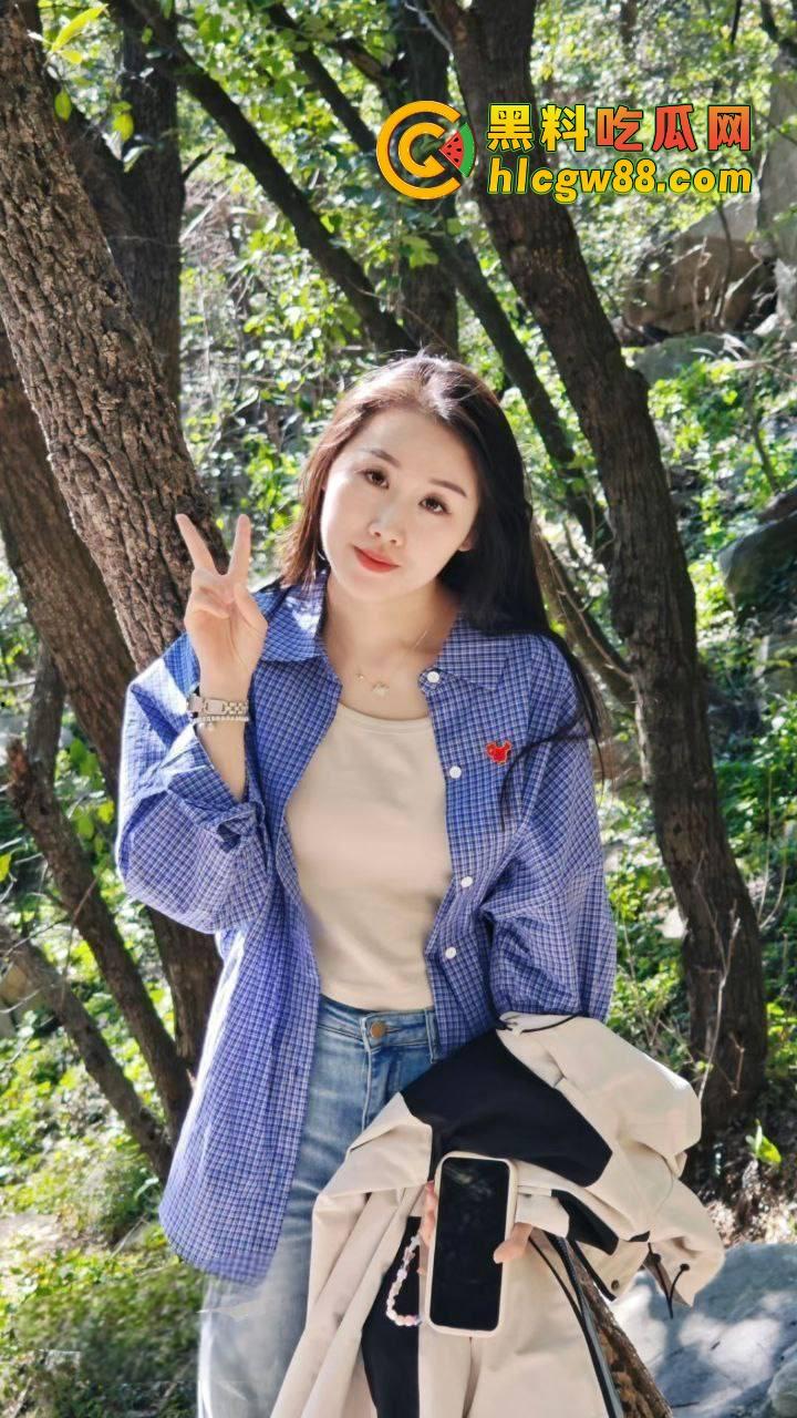 山东泰山驴友『吴昕』被狼友调教，反差婊母狗本性觉醒，黑丝撕裂淫水横流，彻底臣服狼友的暴力操弄！  第1张