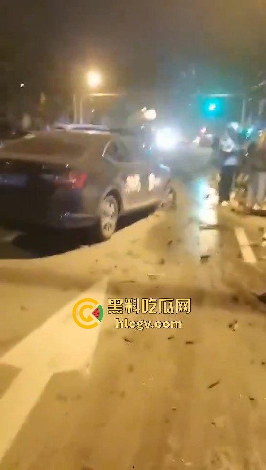 青岛人民路水泥罐车疯狂逆行撞上五十余辆车！司机一边撞一边大骂报复社会，车祸视频曝光！  第3张