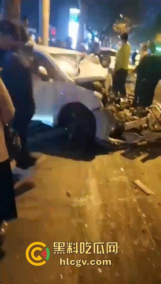 青岛人民路水泥罐车疯狂逆行撞上五十余辆车！司机一边撞一边大骂报复社会，车祸视频曝光！  第4张