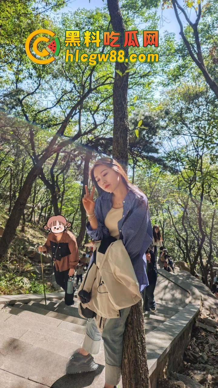 山东泰山驴友『吴昕』被狼友调教，反差婊母狗本性觉醒，黑丝撕裂淫水横流，彻底臣服狼友的暴力操弄！  第3张