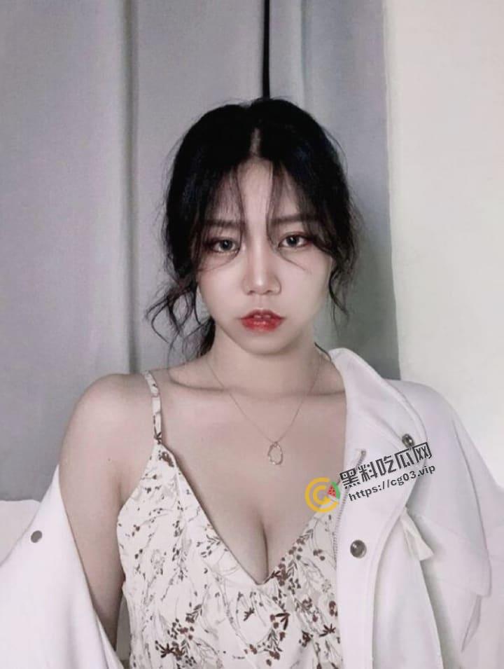 台湾的巨乳黄蜂腰长腿模特【Jsaie】因男友遗失手机  自嗨片流出 第1张