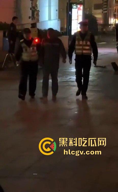 青岛人民路水泥罐车疯狂逆行撞上五十余辆车！司机一边撞一边大骂报复社会，车祸视频曝光！  第5张