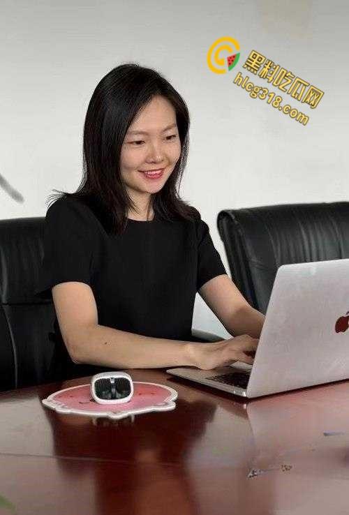 山东航空少妇【王萱】就爱偷情出轨，老公不在家就与男同事偷情，情趣黑丝口珠样样少不了！  第1张