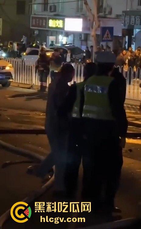 青岛人民路水泥罐车疯狂逆行撞上五十余辆车！司机一边撞一边大骂报复社会，车祸视频曝光！  第6张