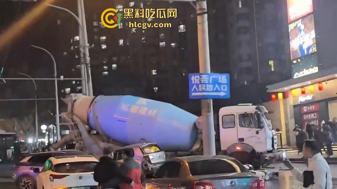 青岛人民路水泥罐车疯狂逆行撞上五十余辆车！司机一边撞一边大骂报复社会，车祸视频曝光！  第7张