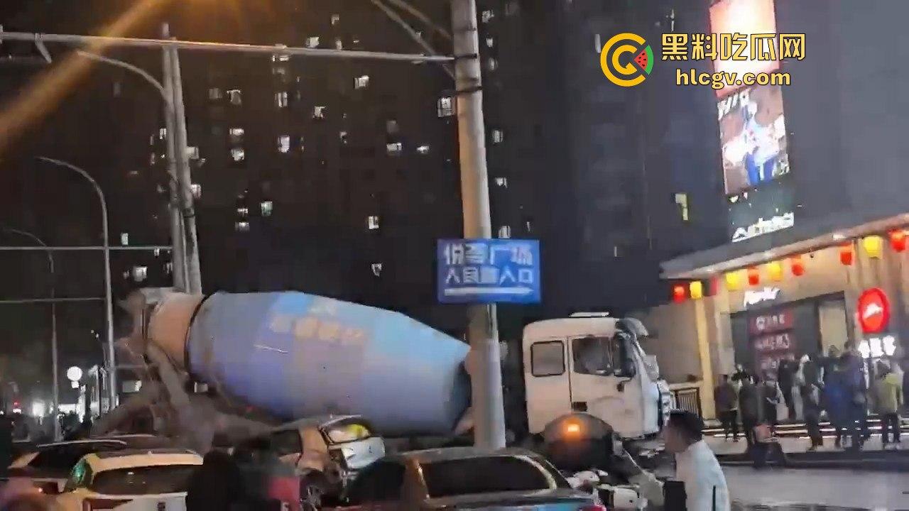 青岛人民路水泥罐车疯狂逆行撞上五十余辆车！司机一边撞一边大骂报复社会，车祸视频曝光！  第9张