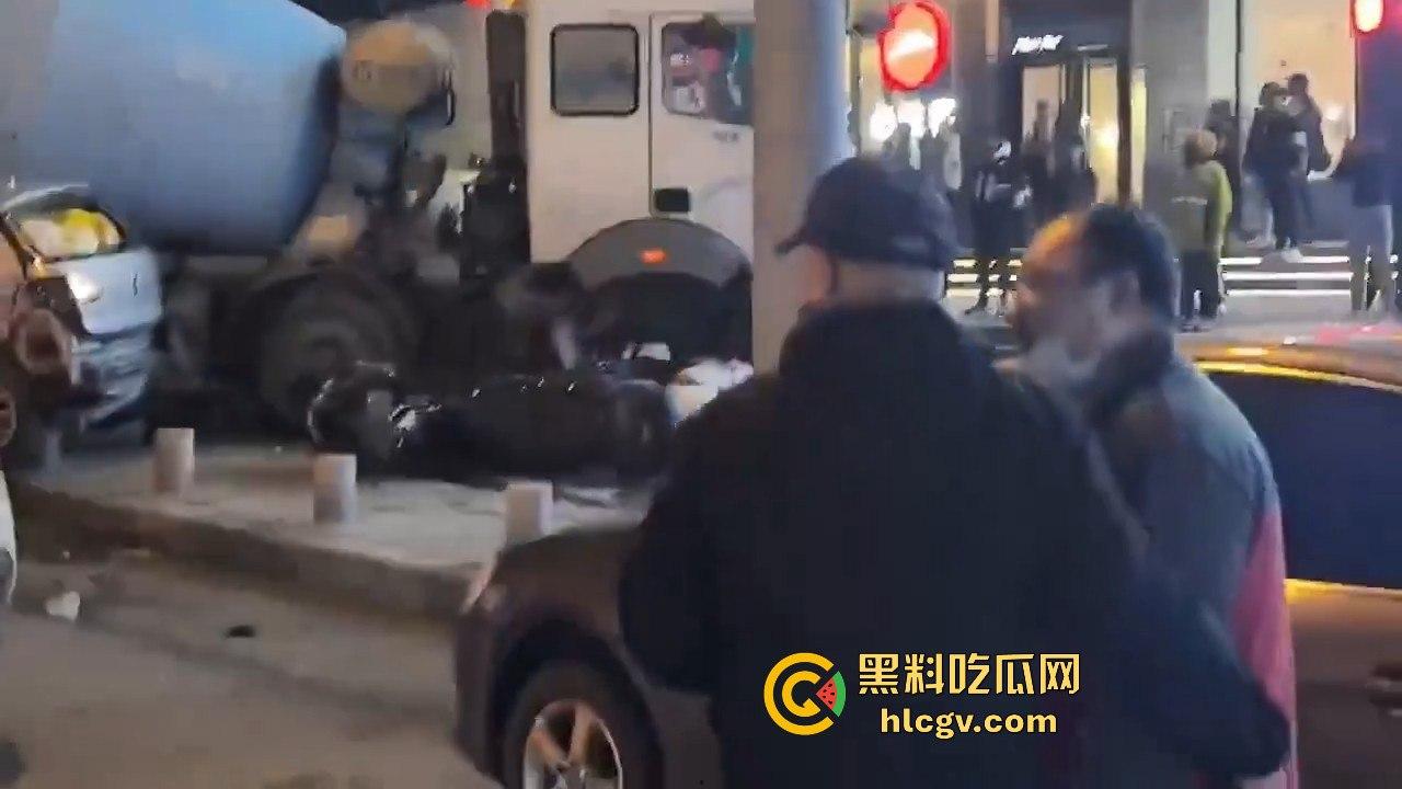 青岛人民路水泥罐车疯狂逆行撞上五十余辆车！司机一边撞一边大骂报复社会，车祸视频曝光！  第10张