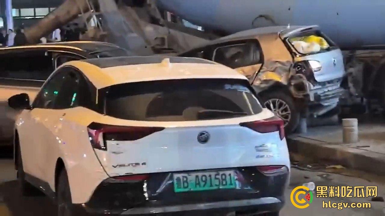 青岛人民路水泥罐车疯狂逆行撞上五十余辆车！司机一边撞一边大骂报复社会，车祸视频曝光！  第11张