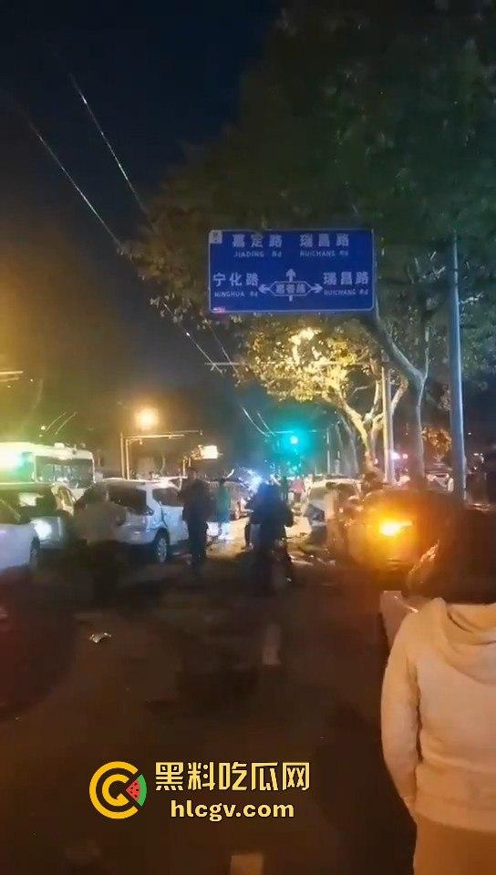 青岛人民路水泥罐车疯狂逆行撞上五十余辆车！司机一边撞一边大骂报复社会，车祸视频曝光！  第12张