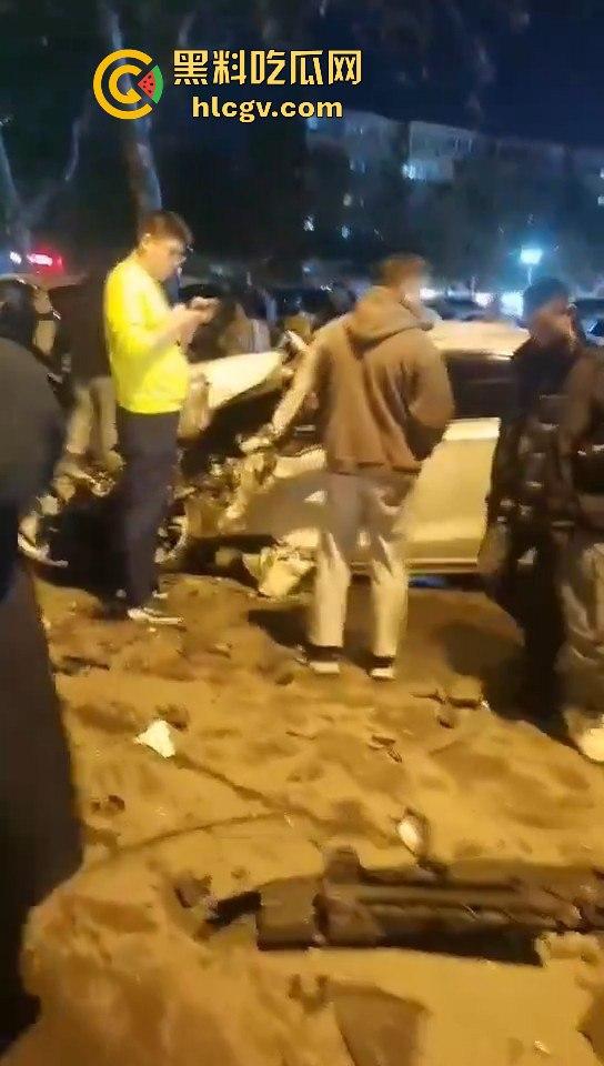 青岛人民路水泥罐车疯狂逆行撞上五十余辆车！司机一边撞一边大骂报复社会，车祸视频曝光！  第13张