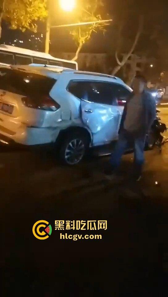 青岛人民路水泥罐车疯狂逆行撞上五十余辆车！司机一边撞一边大骂报复社会，车祸视频曝光！  第14张