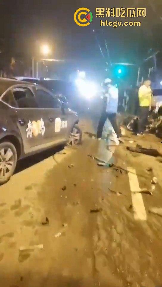 青岛人民路水泥罐车疯狂逆行撞上五十余辆车！司机一边撞一边大骂报复社会，车祸视频曝光！  第15张