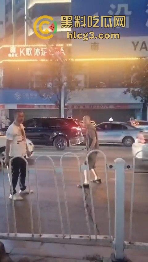 湖南华容街头恶战！两男子持械互搏，刀棍大战引发全网热议！  第1张
