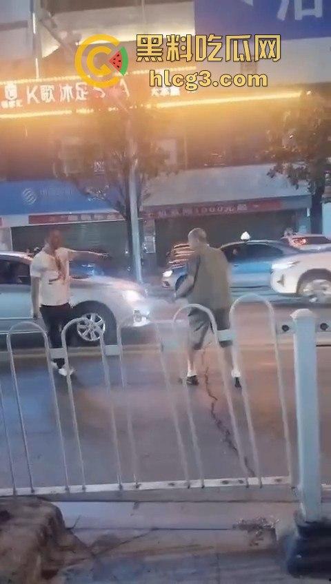 湖南华容街头恶战！两男子持械互搏，刀棍大战引发全网热议！  第2张