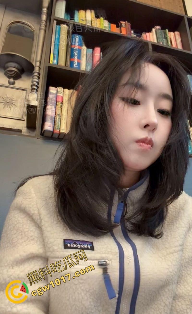 极品女神【噗噗】图书馆约会转山顶野战，美腿缠绕翘臀绽放，深喉口爆，嫩穴被后入内射，骚气拉满！  第1张