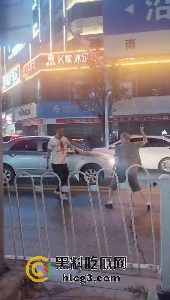 湖南华容街头恶战！两男子持械互搏，刀棍大战引发全网热议！  第3张