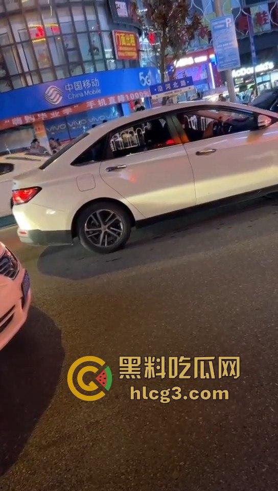 湖南华容街头恶战！两男子持械互搏，刀棍大战引发全网热议！  第4张