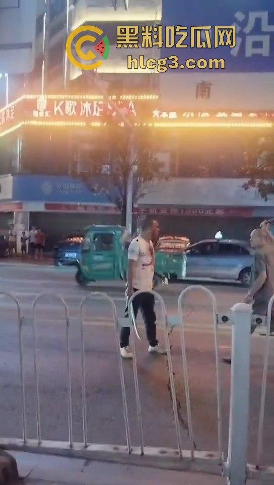 湖南华容街头恶战！两男子持械互搏，刀棍大战引发全网热议！  第5张