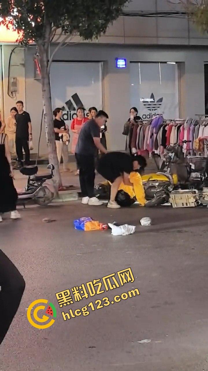 江西某步行街，父亲发现女儿出去鬼混当场跟精神小伙拉扯起来  第2张