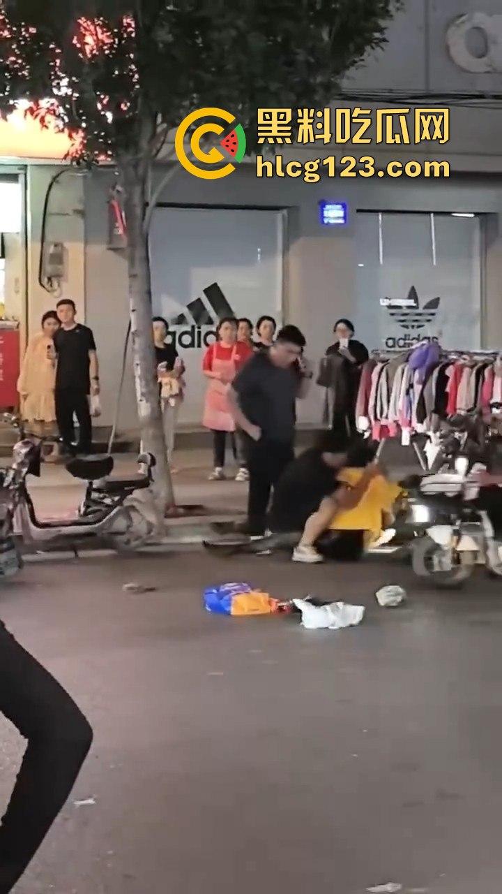江西某步行街，父亲发现女儿出去鬼混当场跟精神小伙拉扯起来  第3张