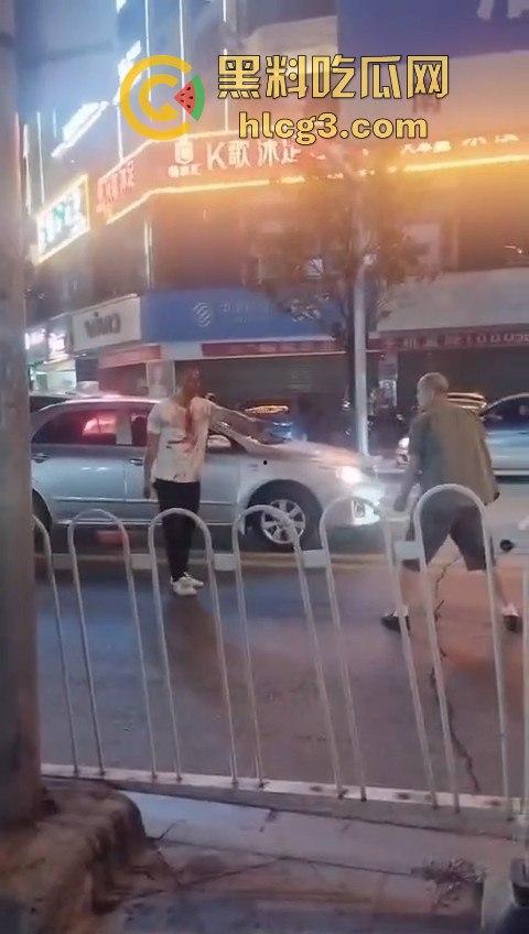 湖南华容街头恶战！两男子持械互搏，刀棍大战引发全网热议！  第6张