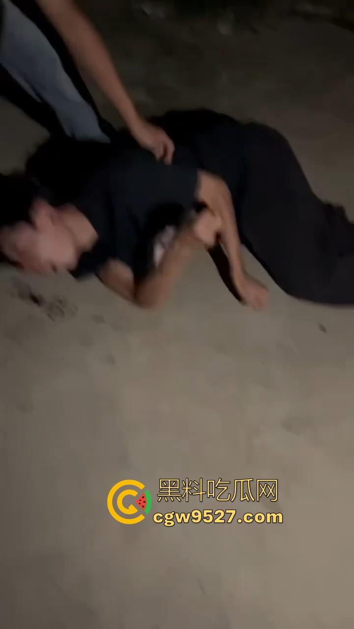 广西精神小伙1v1格斗单挑，互相推搡你一拳我一拳，最终酿成大祸，黑衣小伙倒地吐血抽搐，可把他们吓坏了！  第1张