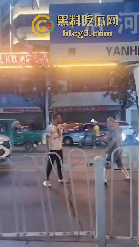 湖南华容街头恶战！两男子持械互搏，刀棍大战引发全网热议！  第7张