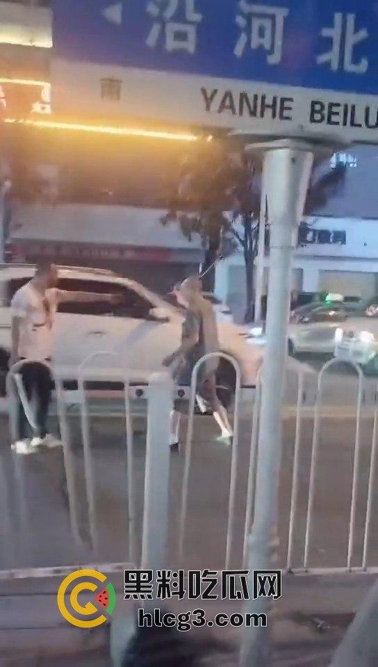 湖南华容街头恶战！两男子持械互搏，刀棍大战引发全网热议！  第8张