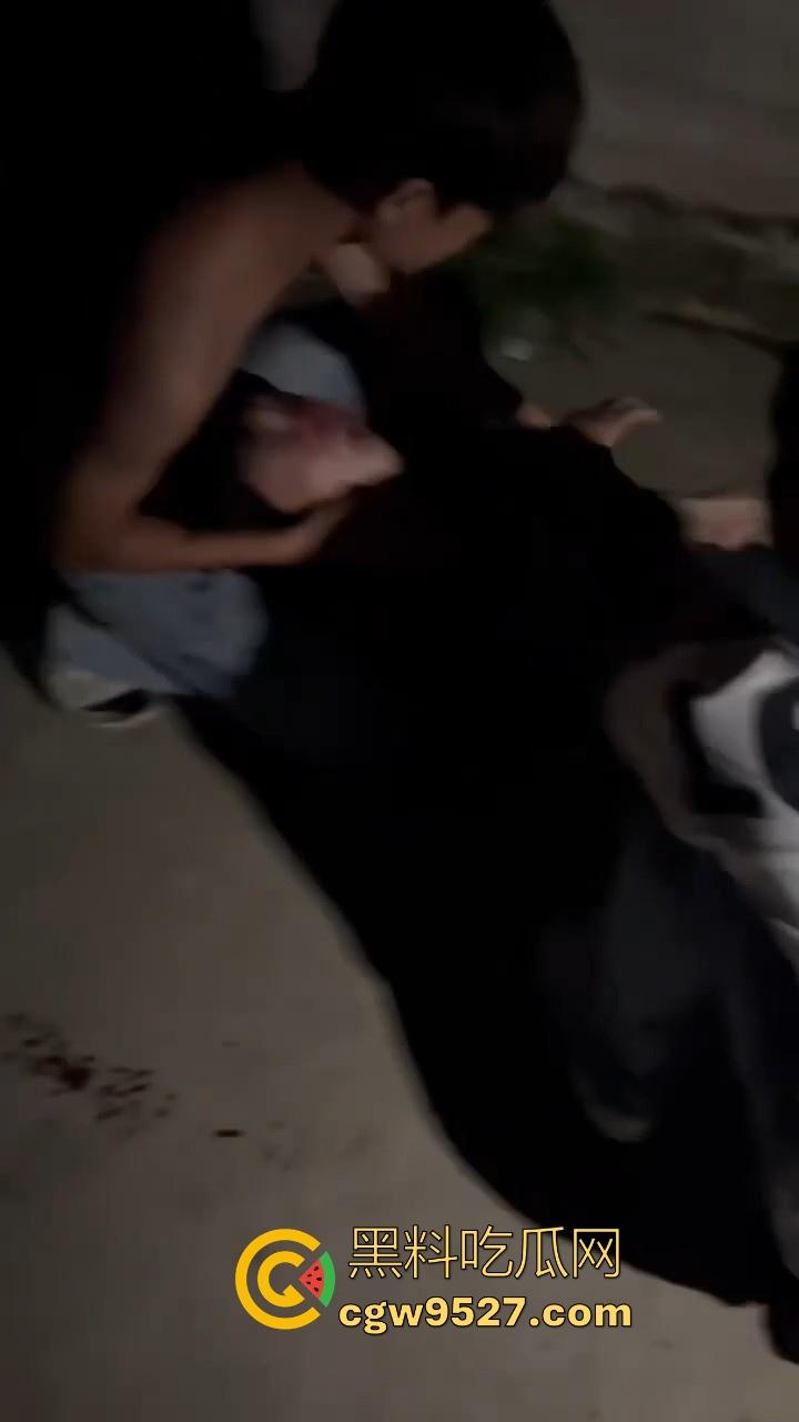 广西精神小伙1v1格斗单挑，互相推搡你一拳我一拳，最终酿成大祸，黑衣小伙倒地吐血抽搐，可把他们吓坏了！  第3张