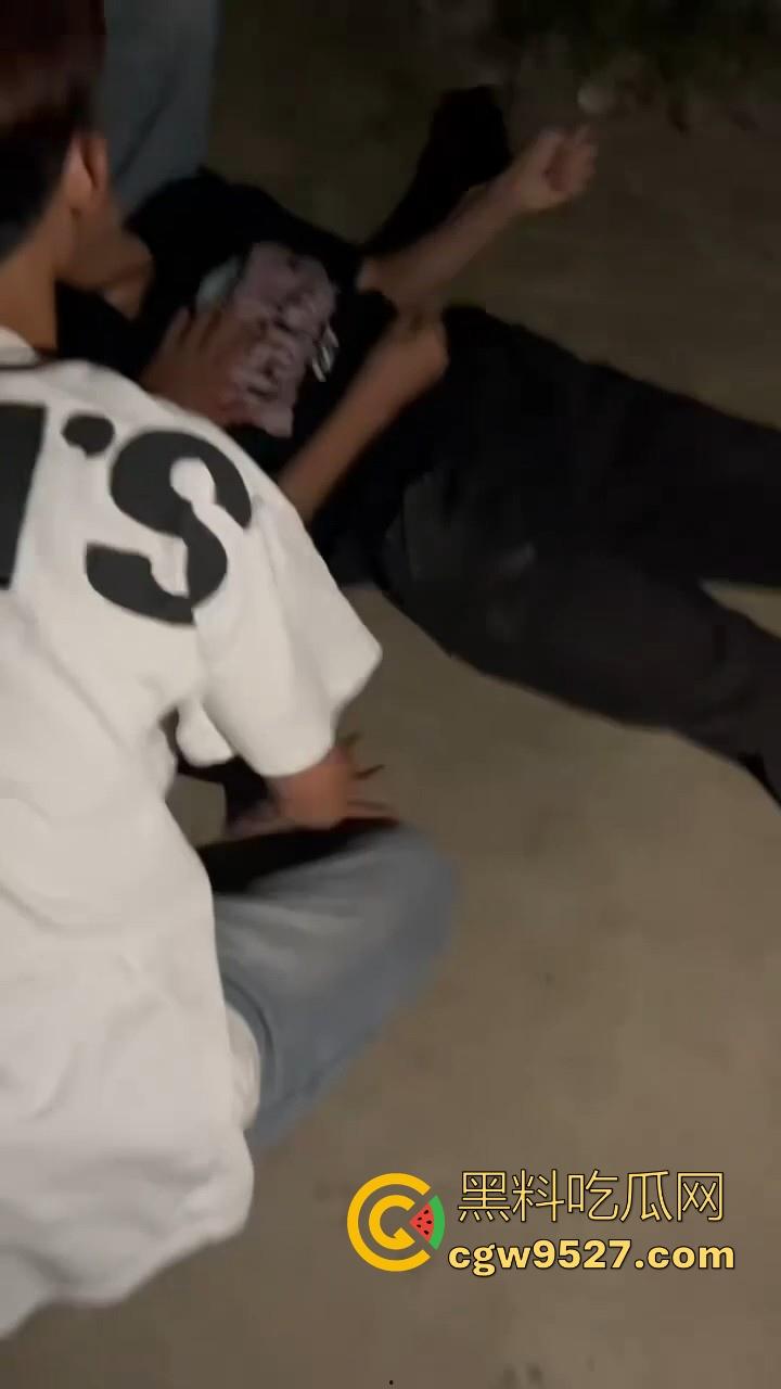 广西精神小伙1v1格斗单挑，互相推搡你一拳我一拳，最终酿成大祸，黑衣小伙倒地吐血抽搐，可把他们吓坏了！  第4张
