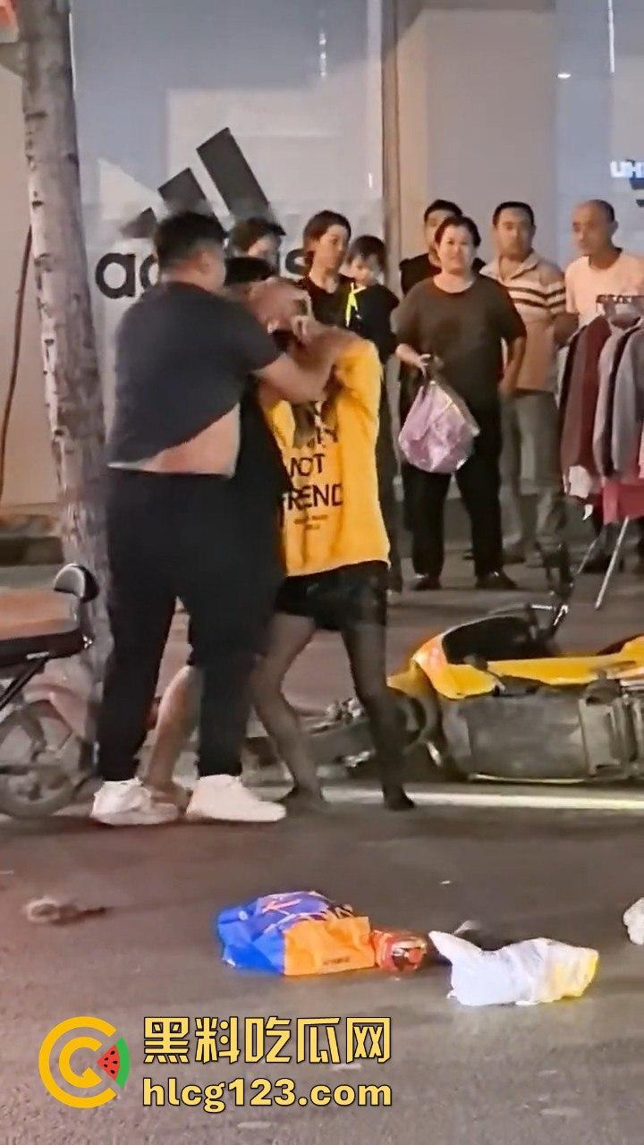 江西某步行街，父亲发现女儿出去鬼混当场跟精神小伙拉扯起来  第7张