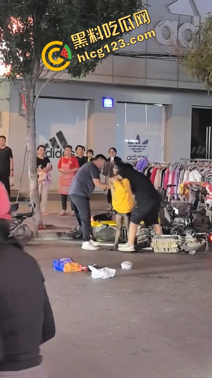 江西某步行街，父亲发现女儿出去鬼混当场跟精神小伙拉扯起来  第8张