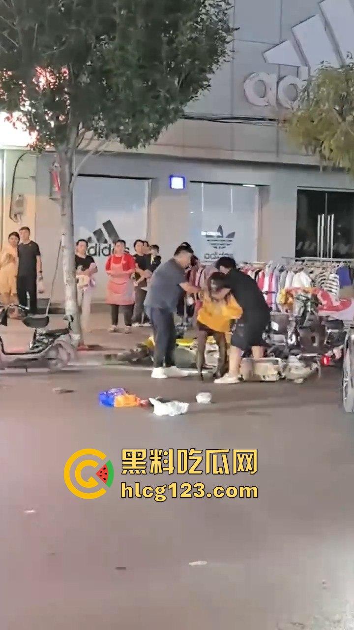 江西某步行街，父亲发现女儿出去鬼混当场跟精神小伙拉扯起来  第9张